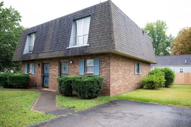 Building Photo - Centrally located between downtown and East Brainerd - 2 bed, 1.5 bath, Duplex!