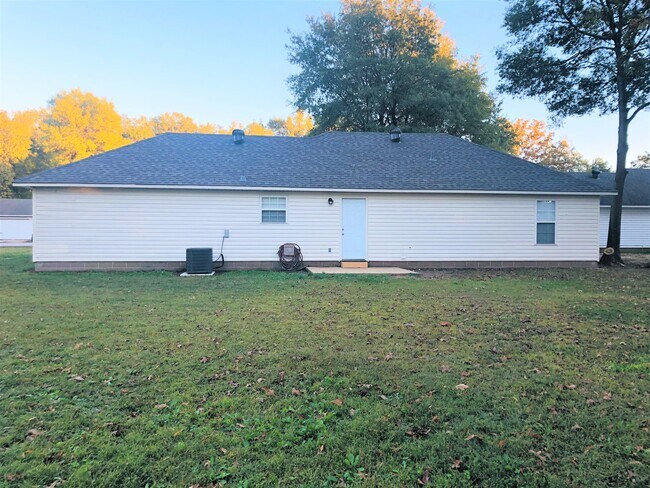 Foto del edificio - 107 Logan Ave