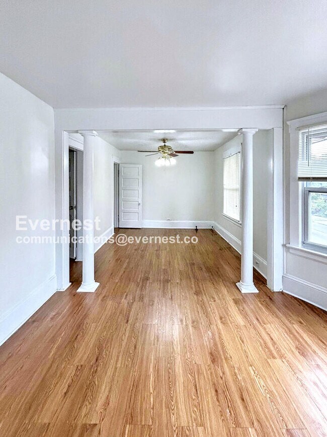 Foto del edificio - 1794 W 54th St