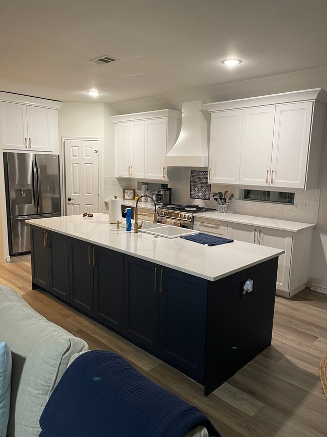 Building Photo - 405 N Village Dr