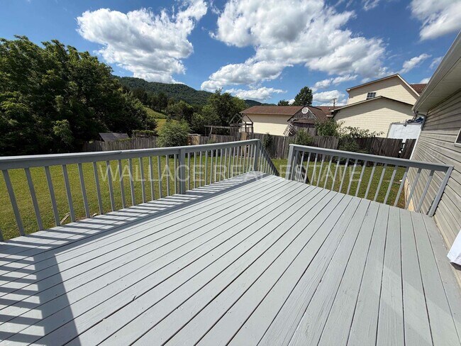 Foto del edificio - ALL ONE LEVEL IN CLINTON! 3 BDRM, 2 BATH WITH 2 CAR GARAGE!!