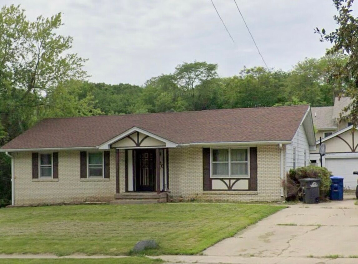 Primary Photo - 920 Williams St
