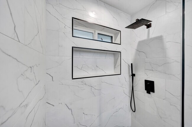Foto del edificio - 24447 Clipstone St