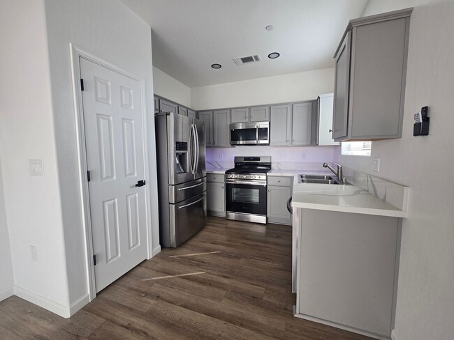 Building Photo - 3 Br 2.5 ba new build home available now