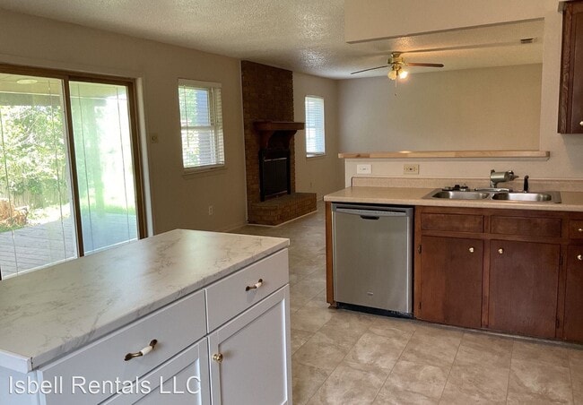 Building Photo - 4 br, 2 bath House - 421 Carothers Street