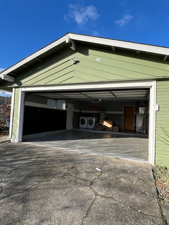 Photo - 4 Bedroom, 2 Bath Rambler, Large Fenced back yard, Attached Garage. House