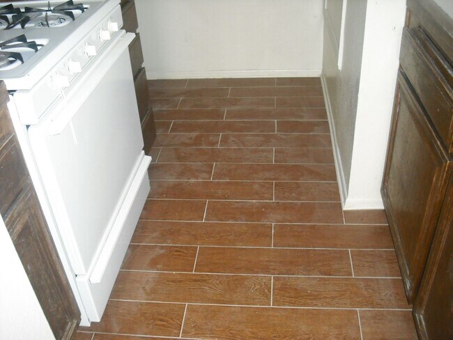 Building Photo - Popular townhouse in great location