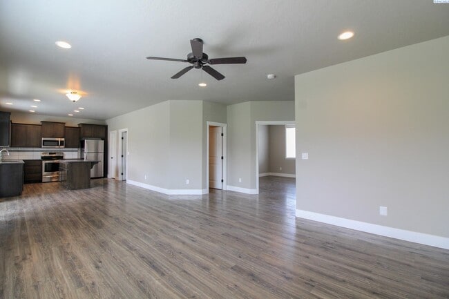 Building Photo - 4 Bed/2.5 Bath + an Office in Kennewick