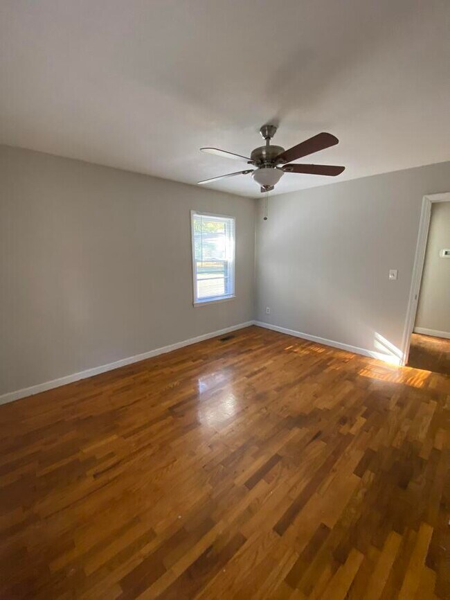 Foto del edificio - 906 Poplar Dr