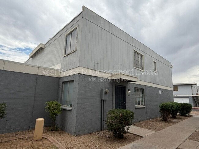 Building Photo - 2689 W Ocotillo Rd