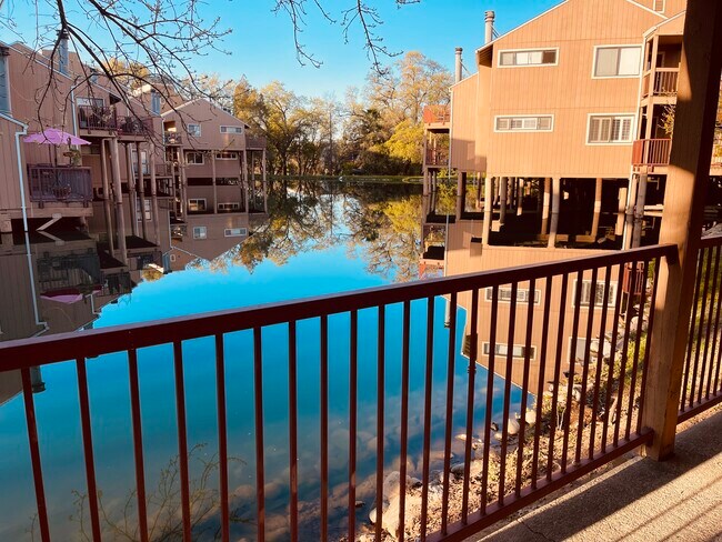 BALCÓN PRIVADO CON VISTA AL ESTANQUE - 7958 Arcade Lake Ln