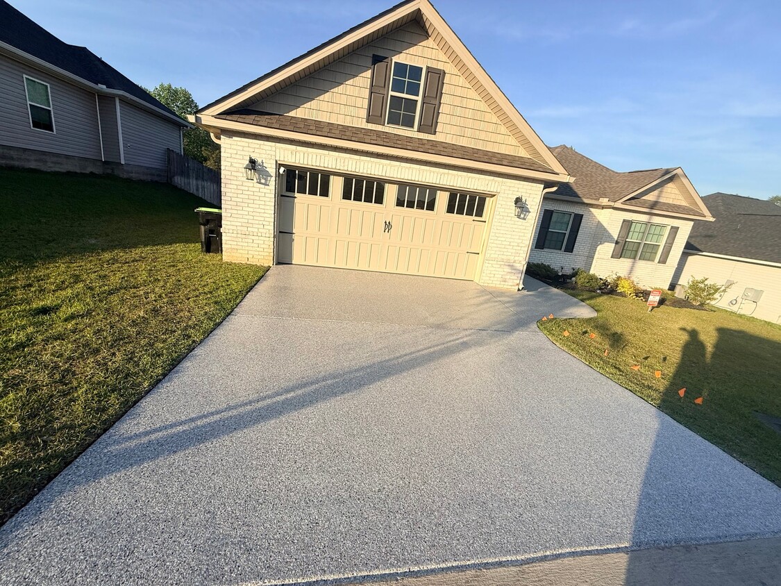 Foto del edificio - 304 Creek Ridge Dr