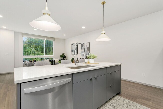Building Photo - Luxury Townhome in the Heart of Columbia City