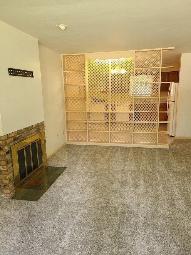 Building Photo - 2207 Pond St