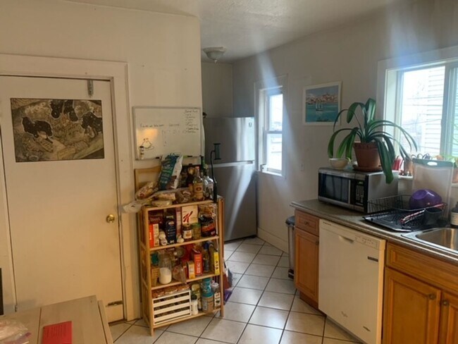 Foto del edificio - Amazing 4 bed 1 bath available Now