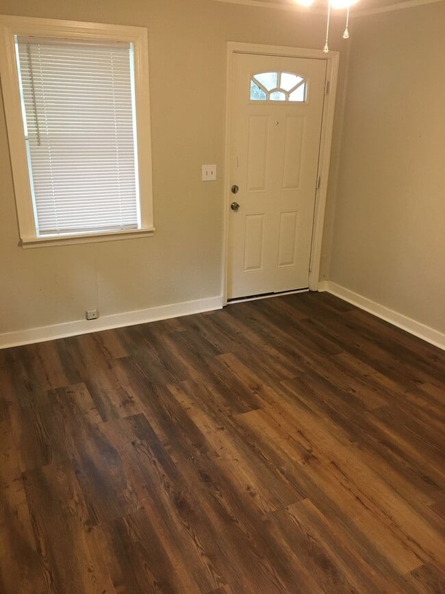 Building Photo - 2/1 House in North Rome $850