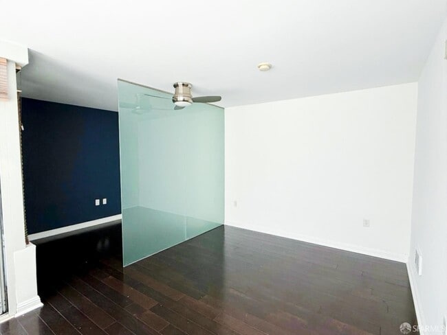 Building Photo - 555 4th St