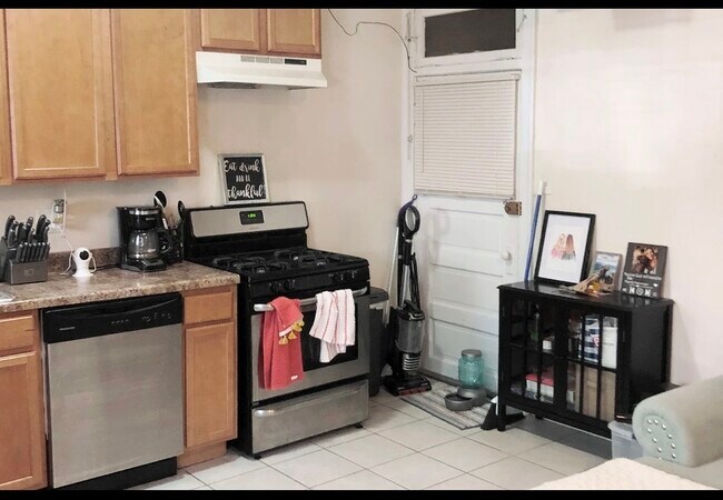 Foto del edificio - 3325 N Lakewood Ave