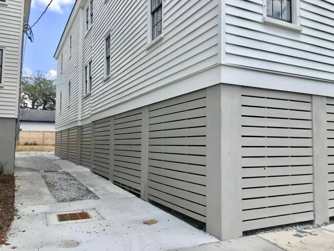 Building Photo - 26 Aiken St