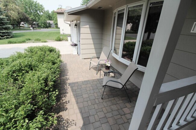 Front Patio - 572 Kent Cir