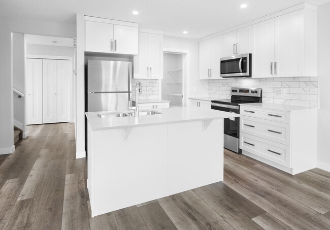 Building Photo - 1380 Erker Cres NW