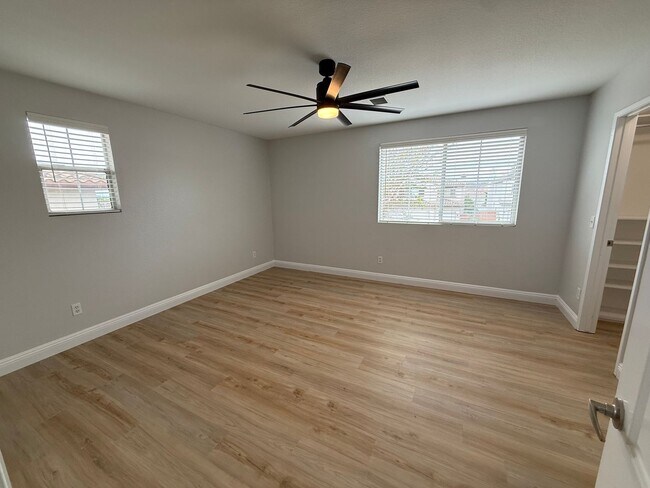 Foto del edificio - Close to Camp Pendelton Spacious 6-bedroom...