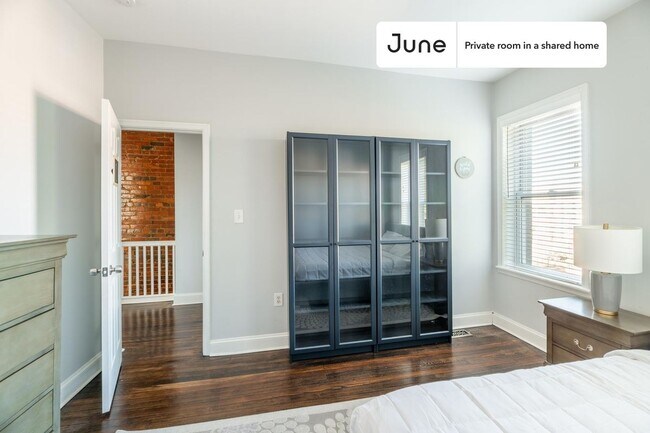 Building Photo - Private bedroom in 4 bed/3.5 bath Home