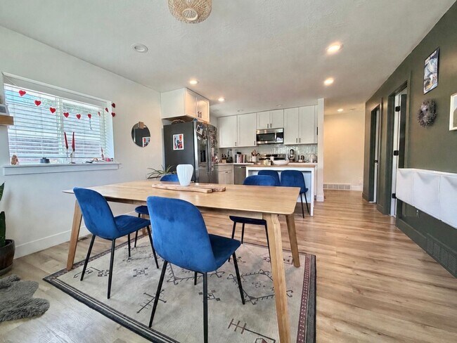 Foto del edificio - Updated 4-Bedroom Home in Salt Lake City!
