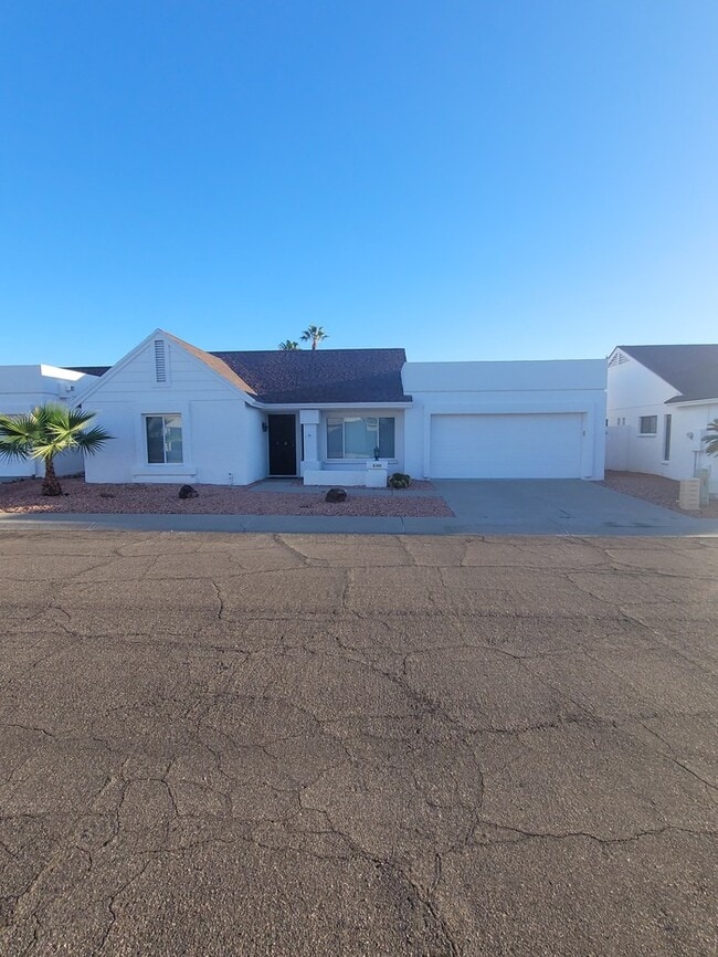 Building Photo - 3329 E Siesta Ln