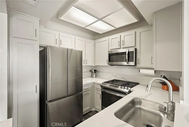 Foto del edificio - Beautiful Luxury 2 Bedroom Condo w/ Laundry Hookups, Private Patio, Secured Parking, Hardwood Flo...