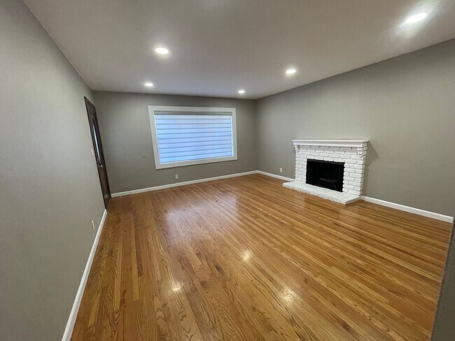 Foto del edificio - Spacious house with Skylights, Hardwood floors, Family room and Gardener