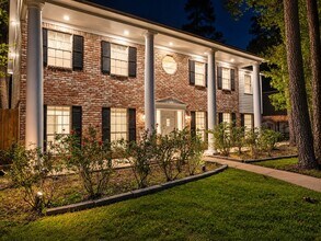 Building Photo - 8218 Oak Moss Dr