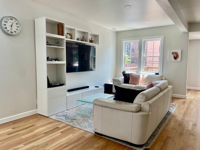 Living Room - 2721 N Marshfield Ave