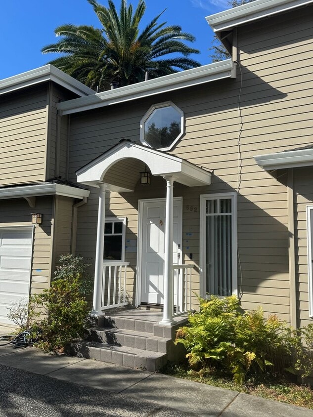 Primary Photo - Beautifully Renovated 3BR/2.5BA Home in Co...