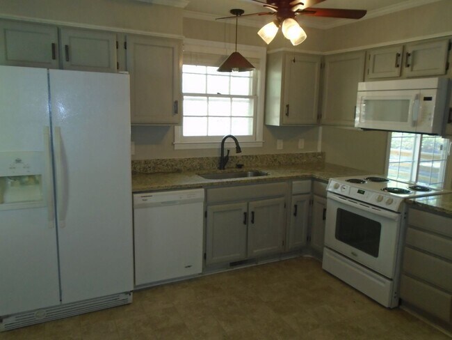 Foto del edificio - Charming 3 bedroom 2 bath home that is centrally located! Just minutes to area bases, shopping an...