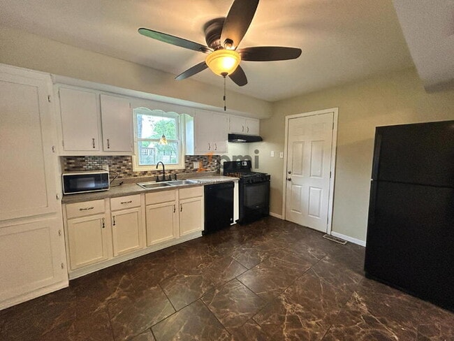 Building Photo - 385 Briarwood Dr