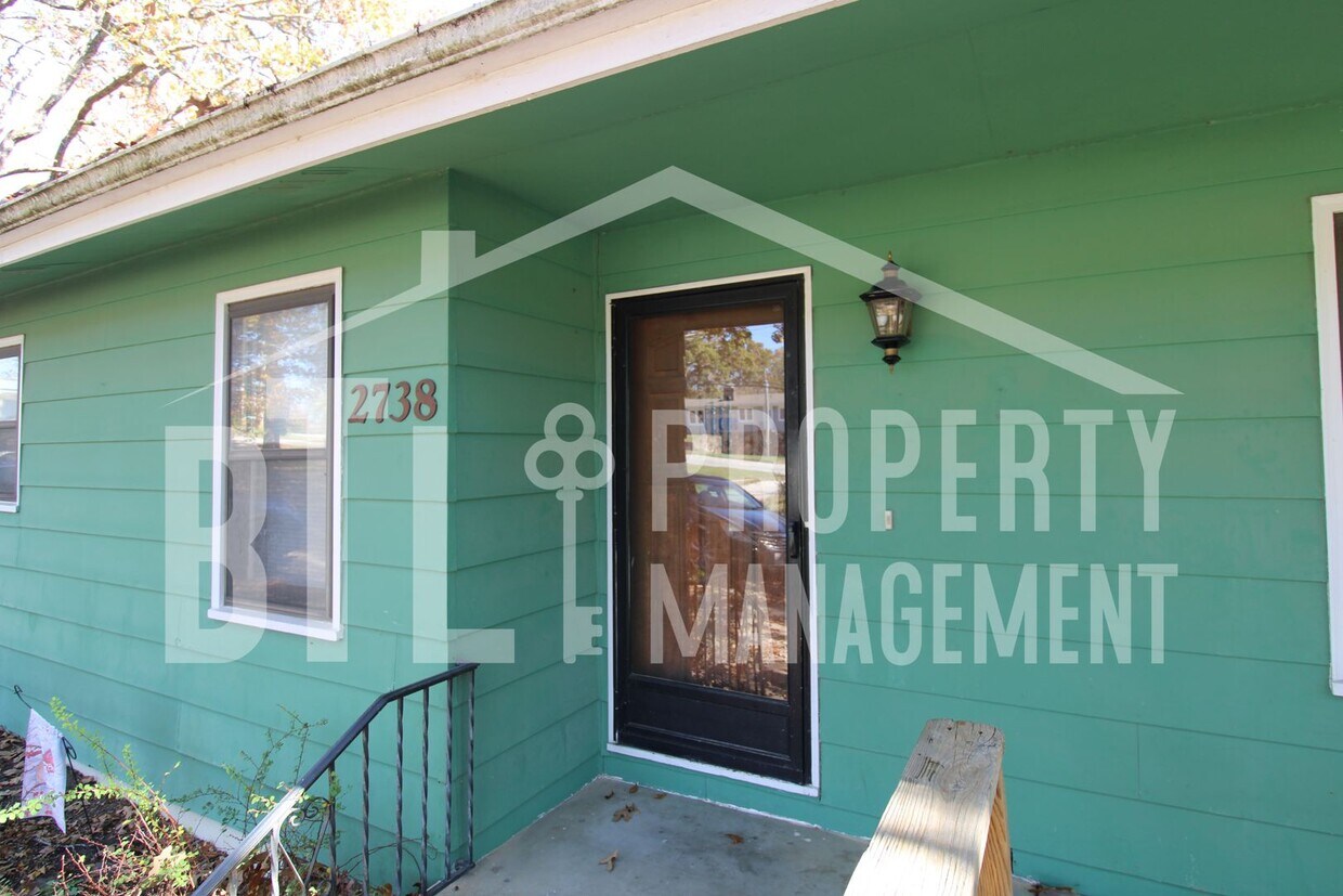 Primary Photo - Great 2 Bedroom 2 Bathroom Duplex with Bon...