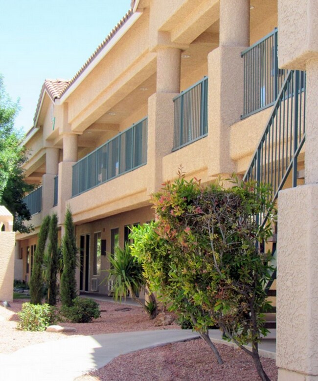 Building Photo - --Furnished Smokey Lane, Upper Level Studio--
