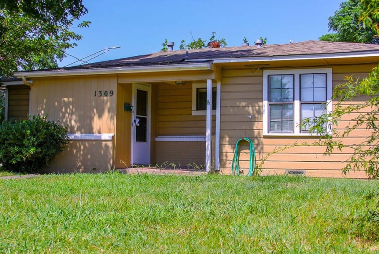 Foto principal - 3 Bed / 1 bath, with carport - Interior up...