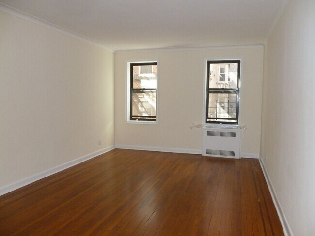 Building Photo - 65-44 Saunders St