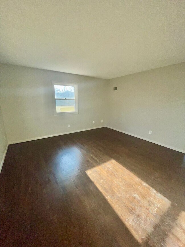 Building Photo - Huge 4 bedroom/2 bathroom home in Independ...