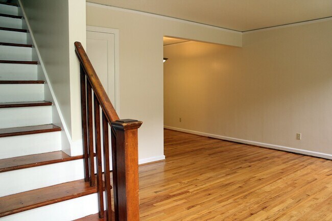 Foto del edificio - Character-Rich 2 Bedroom Condo in the hear...
