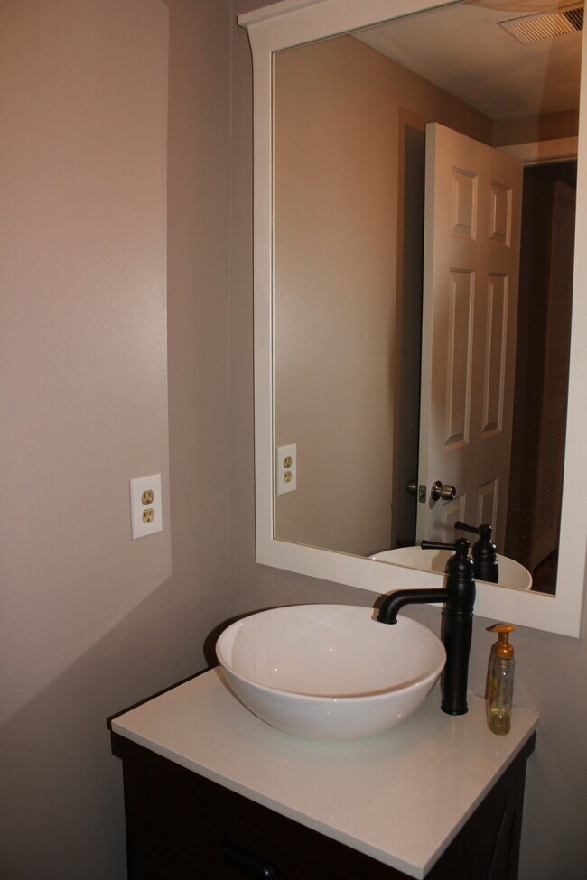 Building Photo - 637 Coates Ln