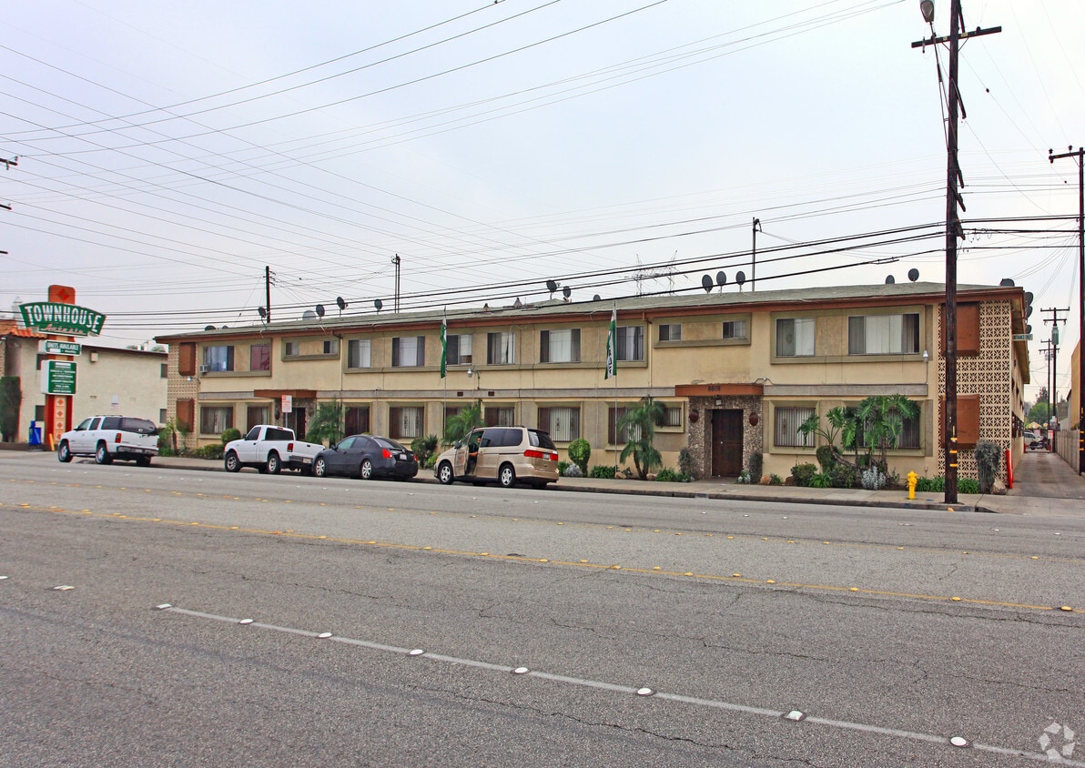 Building Photo - Patio N Pool Apartments