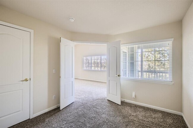 Building Photo - 1416 Whitehall Dr Unit A