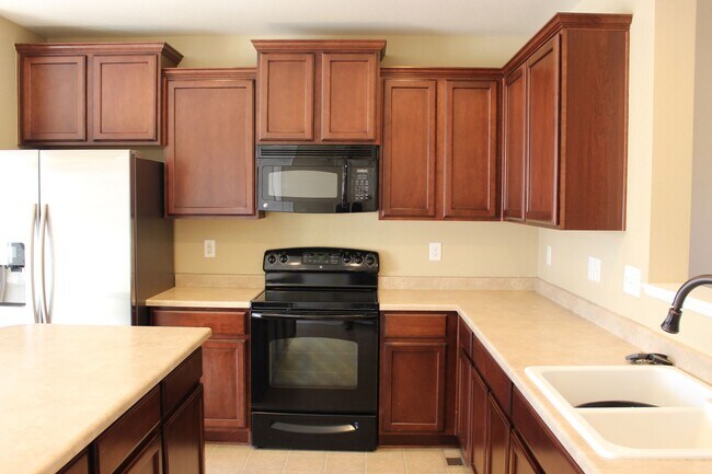 Building Photo - Windsor Gem with Deck, Yard & Natural Light – Mid-June Move-In