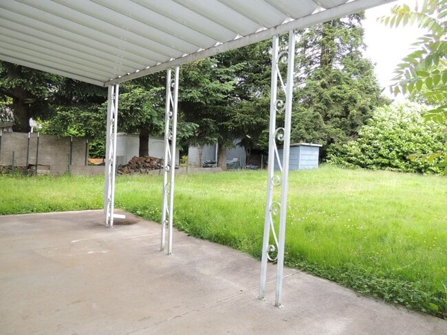 Building Photo - Charming Bungalow in SE Portland * Huge Yard * Covered Patio