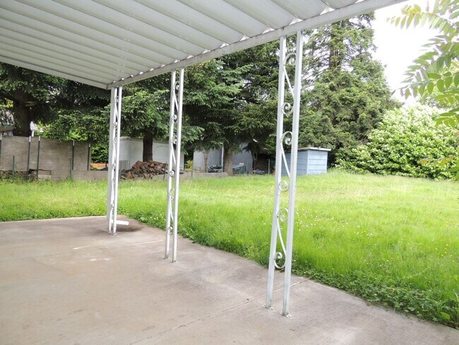 Foto del edificio - Charming Bungalow in SE Portland * Huge Yard * Covered Patio