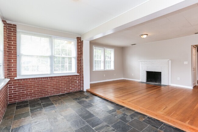 Building Photo - 487 W 67th St