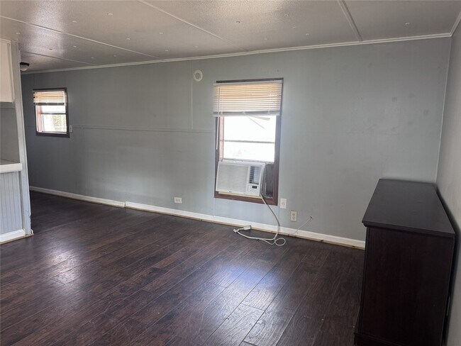 Building Photo - 422 Westchase St